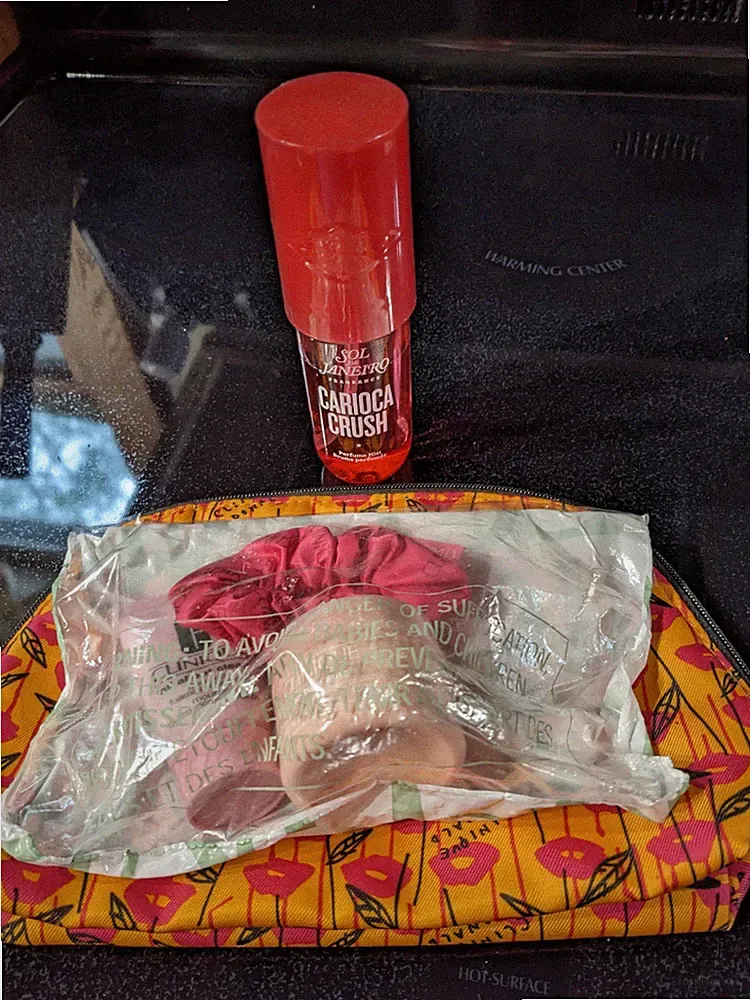Clinque Summer Travel Bag w/ Hair Scrunchie, Face Wash & SDJ Carioca Crush 3.4